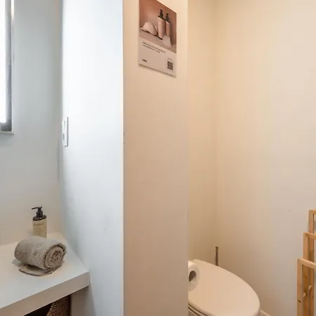 Your Stylish Seaside Retreat & Parking Apartment