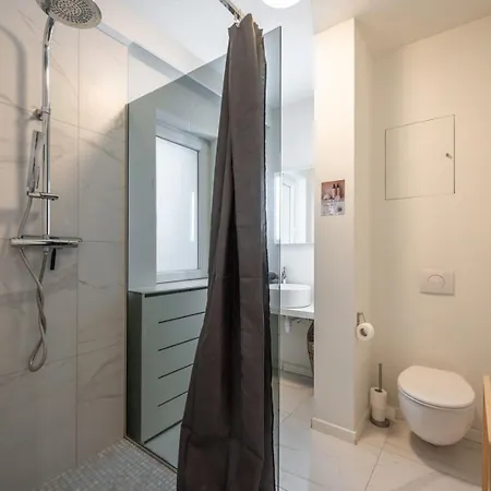 Your Stylish Seaside Retreat & Parking