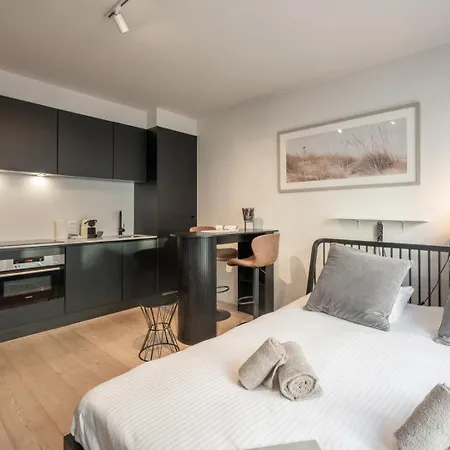 Your Stylish Seaside Retreat & Parking Apartment *